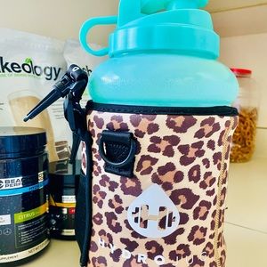Mint HyrdoJug with Leopard V2 sleeve & strap.